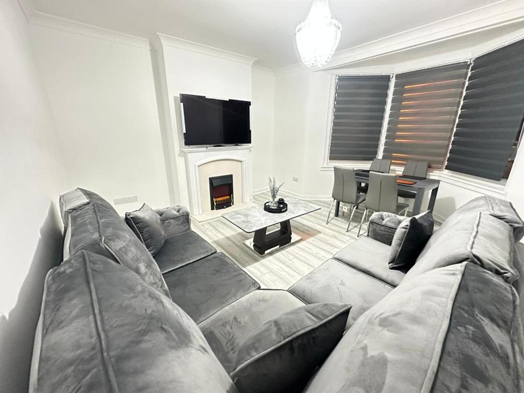 Newly Renovated Lux 2 Bed Apartment กลาสโกว์ ภายนอก รูปภาพ